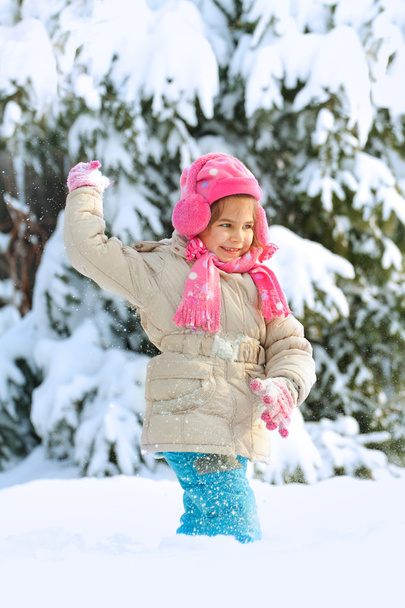 Little child playing in snow - Foto, imagen