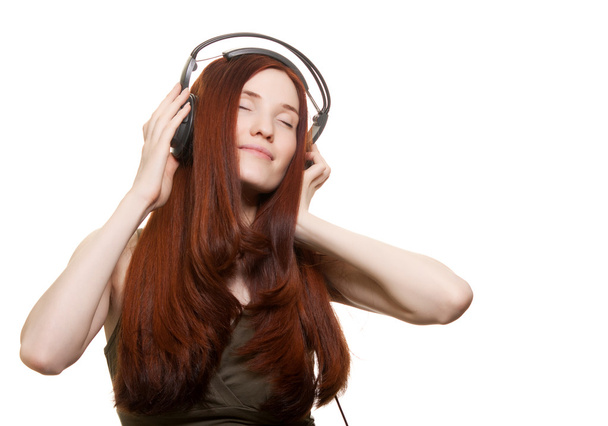 atraente mulher sorridente com fones de ouvido no fundo branco
 - Foto, Imagem