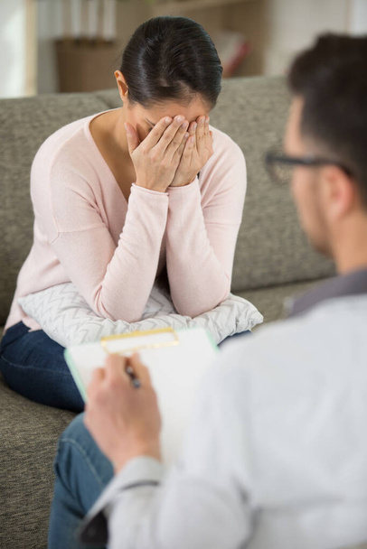 emotional woman talking to her psycholoist - Foto, imagen