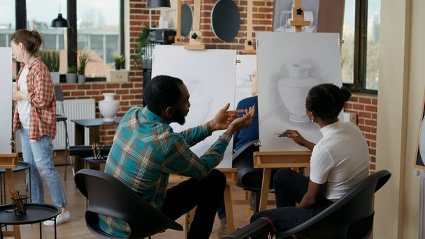 Man and woman attending art class lesson to develop drawing skills - Zdjęcie, obraz