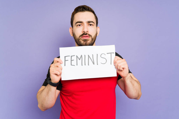 Занепокоєний молодий чоловік, який підтримує гендерну рівність та права жінок, приєднуючись до феміністичного руху
 - Фото, зображення