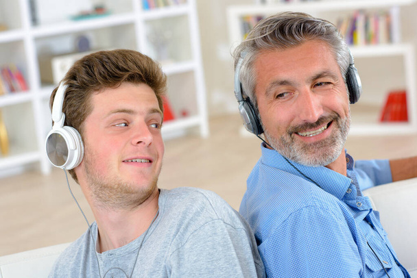 Father and son with headphones - Foto, afbeelding