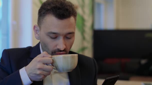 Businessman coffee smartphone - Filmati, video