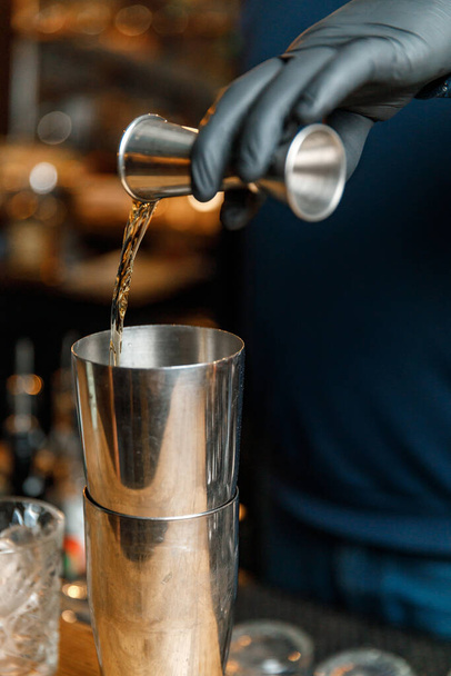 bartenders male hands making a cocktail. - Zdjęcie, obraz