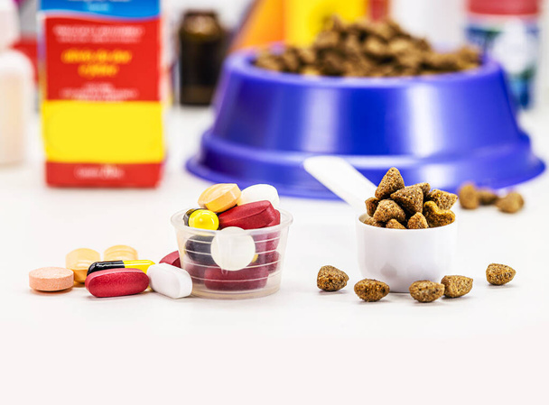 Tierarznei oder Medikamente, Nahrungsergänzungsmittel oder Vitamine für Haustiere, mit Tiernahrung im Hintergrund, mit Kopierraum - Foto, Bild