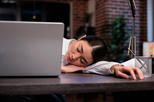 Exhausted agency worker falling asleep in office workspace while working on project. - Foto, immagini