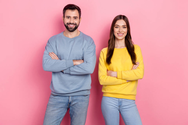 Portrait of attractive content cheerful couple folded arms isolated over pink pastel color background - Foto, afbeelding
