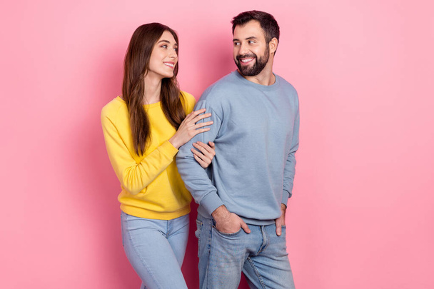 Portrait of attractive affectionate cheerful couple bonding trust support isolated over pink pastel color background - Valokuva, kuva