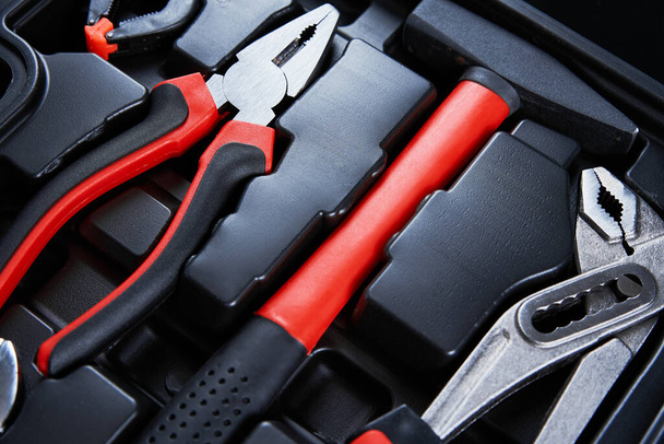 Conjunto de herramientas de renovación. Parte de la caja de herramientas abierta con instrumentos para reparación y mantenimiento - Foto, imagen