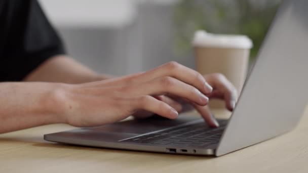 Online-Bildungskonzept. Unerkennbarer Mann tippt auf Laptop-Tastatur, schreibt Essay oder macht Präsentation - Filmmaterial, Video