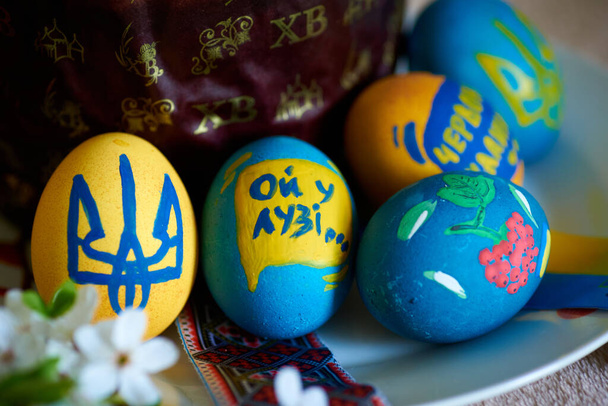 huevos de Pascua pintados en colores azul y amarillo en Ucrania - Foto, Imagen