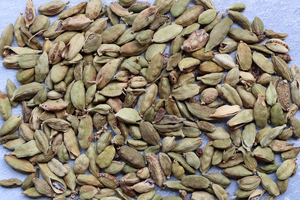 Cardamom seeds close up photo. Natural pattern. Aromatic spices texture.  - Foto, imagen