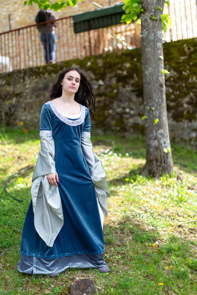 krásná modrá italská dívka hraje Arwen cosplay z Pána prstenů. Kvalitní fotografie - Fotografie, Obrázek