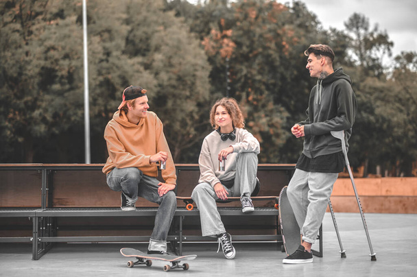 Young people happy chatting in skatepark - Fotó, kép