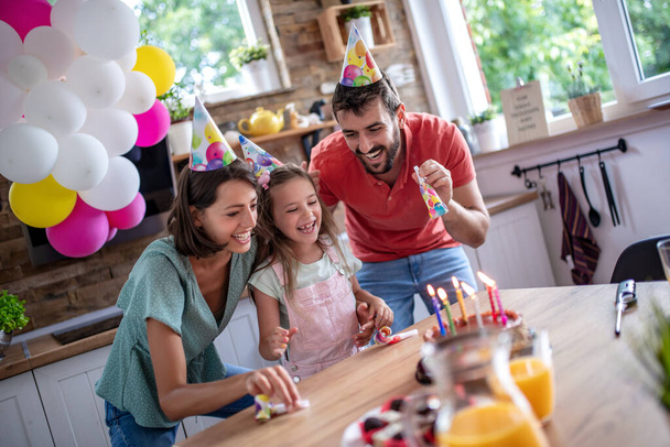 Celebration and family concept ,happy family having birthday party at home. - Fotoğraf, Görsel
