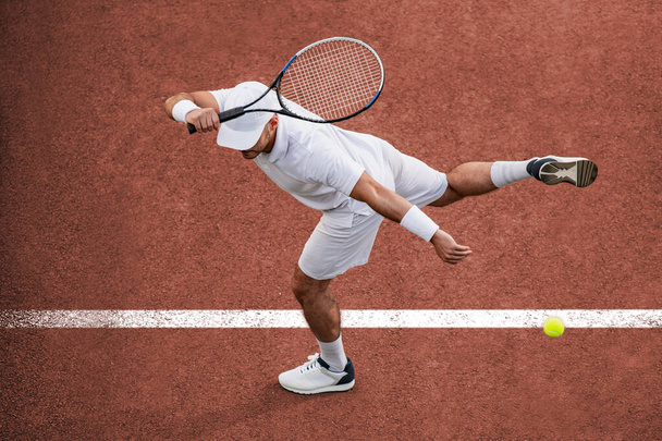 Спорт. Вид сверху на теннисиста, бьющего мячом. - Фото, изображение