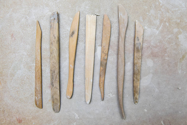 Дерев'яні гончарні інструменти, встановлені на фотостудії кераміки
 - Фото, зображення