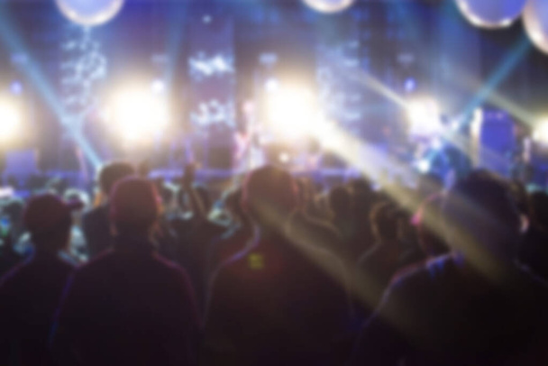 Verschwommener Hintergrund der Menge Menschen Live-Konzert in Musik-Festival zu sehen. Konzeption des Live- und Sound-Konzerts. - Foto, Bild