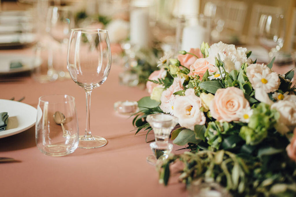 Wedding table decorations in light peach color. Romantic wedding in a villa on Lake Como - Zdjęcie, obraz
