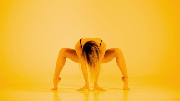 Color transitioning on yoga footage still close up - Фото, изображение