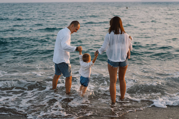 Gelukkig gezin met plezier strand spelen in de zomer vakantie op het strand. - Foto, afbeelding