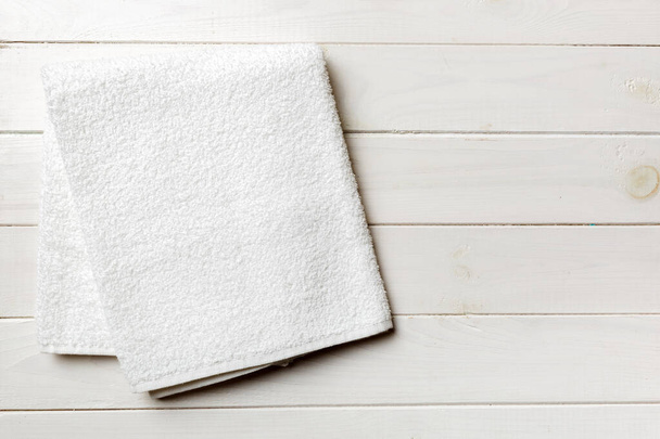 Draufsicht auf weiße Handtücher mit Kopierraum auf farbigem Hintergrund. - Foto, Bild