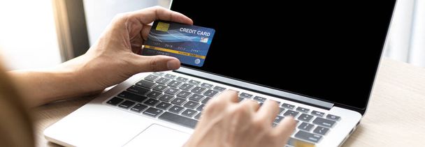 Online nákup produktů, Businessman používat notebook registr přes kreditní karty, aby se on-line nákupy, Online nákupní koncept. - Fotografie, Obrázek