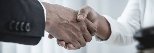 Prawnicy lub doradcy łączą ręce z klientami, aby pogratulować zakończenia sprawy przez firmę, Negocjacje lub rozstrzygnięcie pozwów koncepcyjnych. - Zdjęcie, obraz