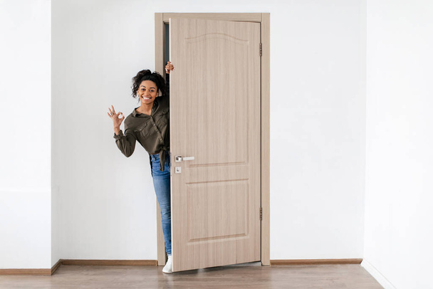 Happy African American Woman Gesturing Okay Opening Door At Home - Fotoğraf, Görsel