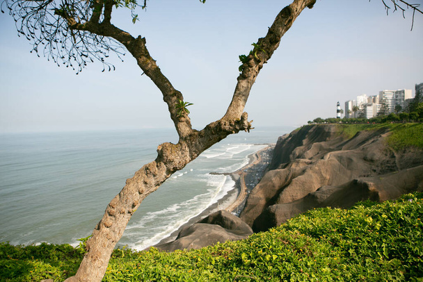 El Océano Pacífico calienta las costas de Lima, la capital del Perú. Hermosa naturaleza urbana en América Latina. - Foto, Imagen