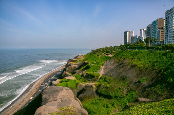 El Océano Pacífico calienta las costas de Lima, la capital del Perú. Hermosa naturaleza urbana en América Latina. - Foto, Imagen