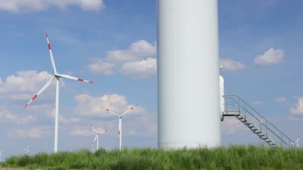 Ingresso, ingresso con scale in grande turbina eolica in azienda per la generazione di energia elettrica rinnovabile pulita producendo energia pulita rinnovabile convertendo energia cinetica. - Filmati, video