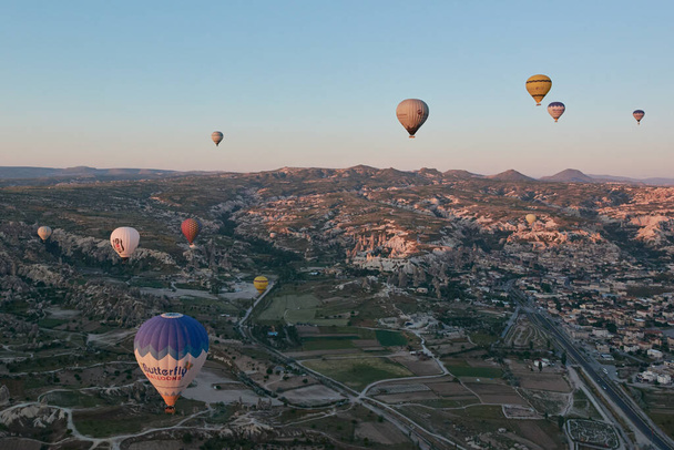 KAPPADOCIA, TURKEY - MAJ 18, 2021: Nad Kapadocją o świcie latają balony na ogrzane powietrze - Zdjęcie, obraz
