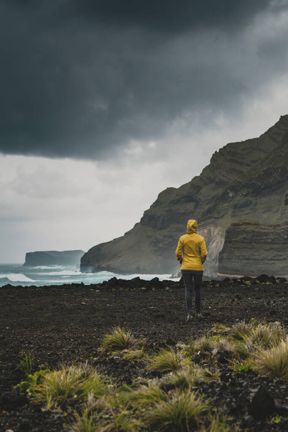 Woman alone exploring the nature in Azores Island, Portugal - Foto, afbeelding