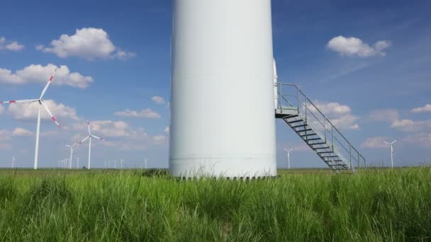 Vstup, dveře se schodištěm do velké větrné turbíny na farmě pro výrobu čisté obnovitelné elektrické energie vyrábějící obnovitelnou čistou energii přeměnou kinetické energie. - Záběry, video