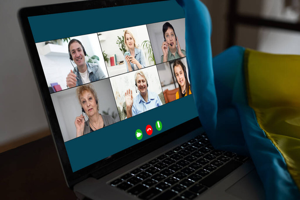 Laptop képernyő webkamera megtekintheti a különböző etnikai hovatartozás és a kor az emberek részt vesznek a csoportos videojáték. Videokonferencia. Modern technológia, könnyű kényelmes on-line találkozó koncepció. zászló Ukrajna - Fotó, kép