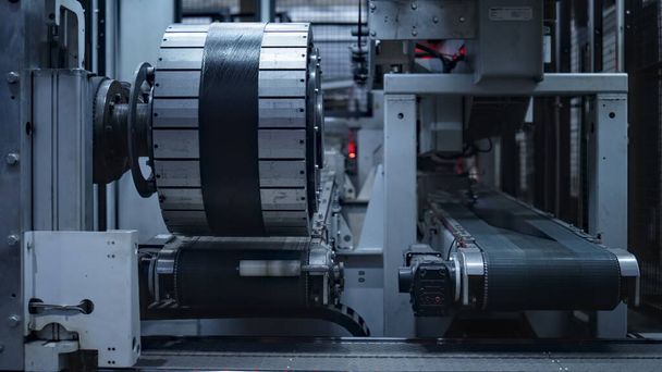 Automat de estampagem de pneus tecnológicos na fabricação automatizada com transportador - Foto, Imagem