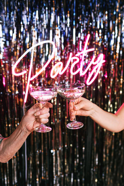 kaksi kättä kypsiä naisia juomassa kuohuviiniä juhlissa. Lomat, elämäntapahtuma, juhla  - Valokuva, kuva