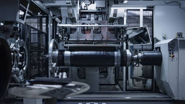 Teknologinen rengasvalmistuskone, joka valmistaa uusia kumilaitteita tehtaalla - Valokuva, kuva