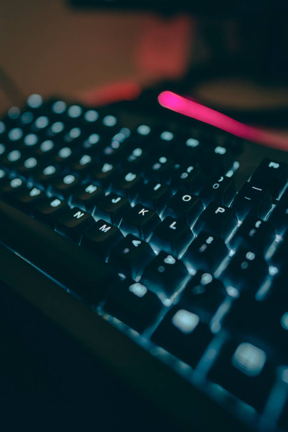 Gros plan prise de vue sombre d'un clavier en basse lumière. - Photo, image