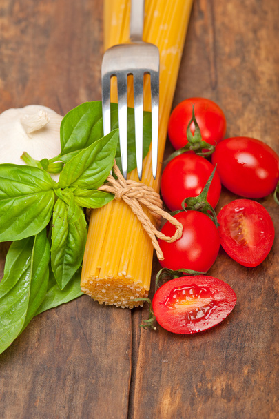 Esparguete italiano macarrão tomate e manjericão
 - Foto, Imagem