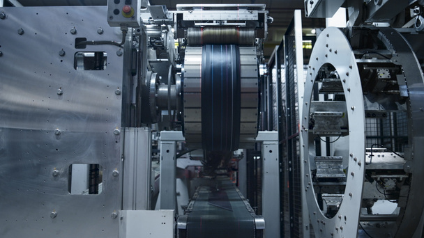 Automatische productiemachine voor autobanden die werkt bij technologische productie - Foto, afbeelding