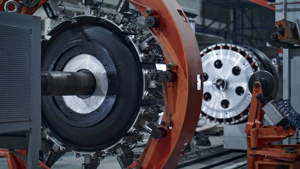 Robotický stroj na výrobu pneumatik v technologické výrobě s pracovníkem na pozadí - Fotografie, Obrázek