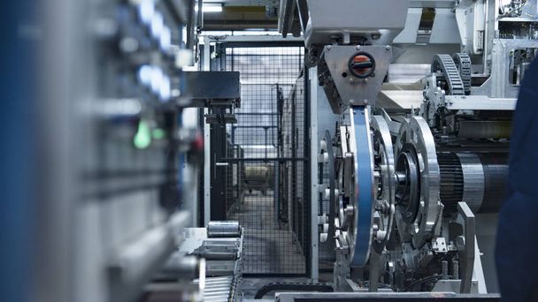 Renkaiden tuotanto nykyaikaiset koneet, joita työntekijä käyttää teknisessä tehtaassa - Valokuva, kuva