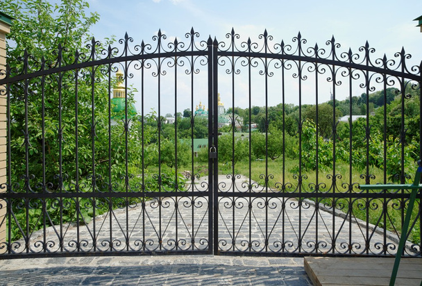 Kiev Pechersk Lavra klooster in Kiev, Oekraïne gezien door de poort - Foto, afbeelding
