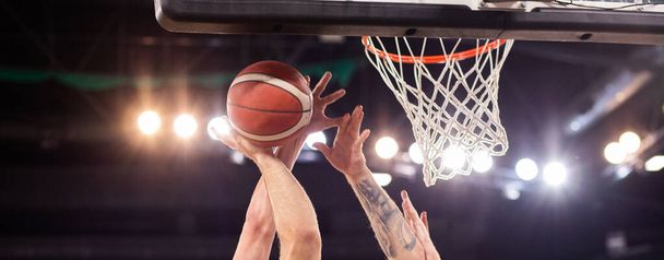 basketball game ball going through hoop - Foto, Imagem