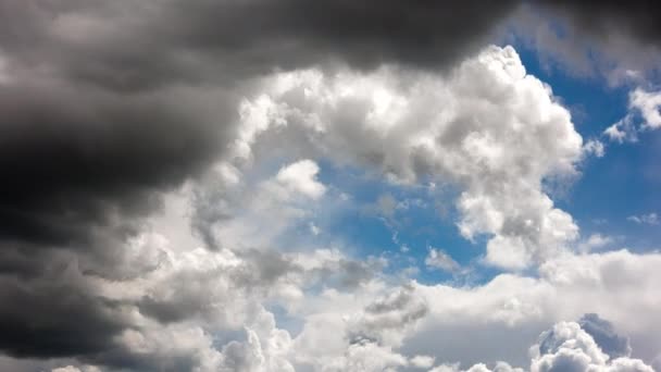 кумульські хмари у весняний день світло повнокадровий проміжок часу, погода перетворюється на шторм
 - Кадри, відео