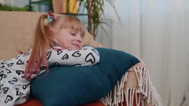 Pouco cansado preguiçoso dormindo crianças menina deitado dormindo no sofá sentindo falta de energia em casa sozinho - Filmagem, Vídeo