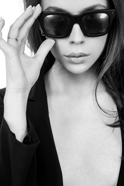 Beautiful fashion model posing with glasses. Sensual model girl with smooth skin and makeup. Beauty trends. Female fashion model posing with sunglasses. - Fotoğraf, Görsel