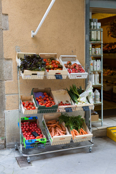 Kleine Obst- und Gemüseauslage an der Tür eines Betriebs - Foto, Bild